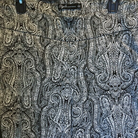 Bundle - 2 pairs Women's Plus Pants Sz 1x and 2X Stretch Floral and Paisley - Picture 6 of 8